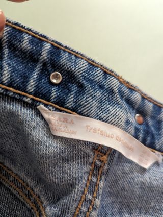 Jeans ZARA con pedrería y rotos