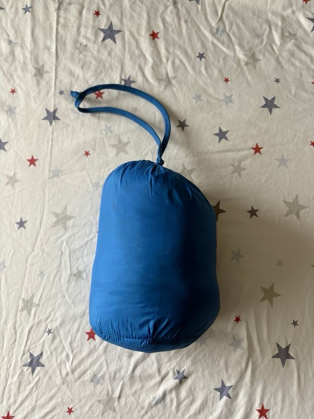 Chubasquero infantil azul plegable