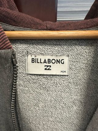 Sudadera Billabong gris y burdeos