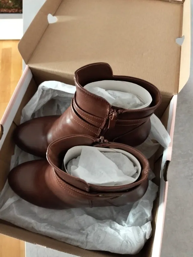 Botas marrones con hebilla