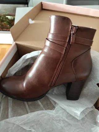 Botas marrones con hebilla