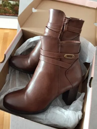 Botas marrones con hebilla