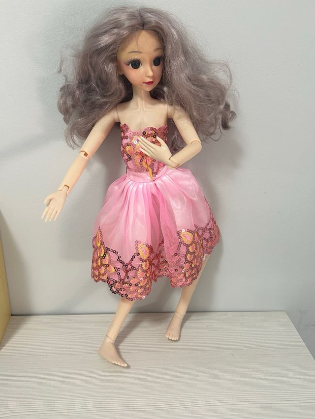 Muñeca con vestido rosa y lentejuelas