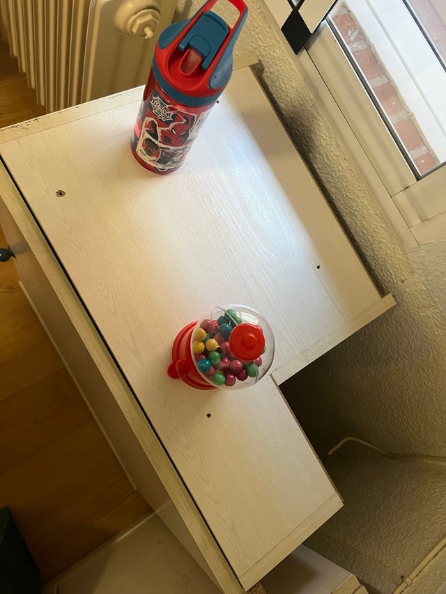 Mueble esquinero de madera y plástico