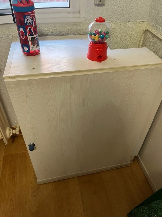 Mueble esquinero de madera y plástico