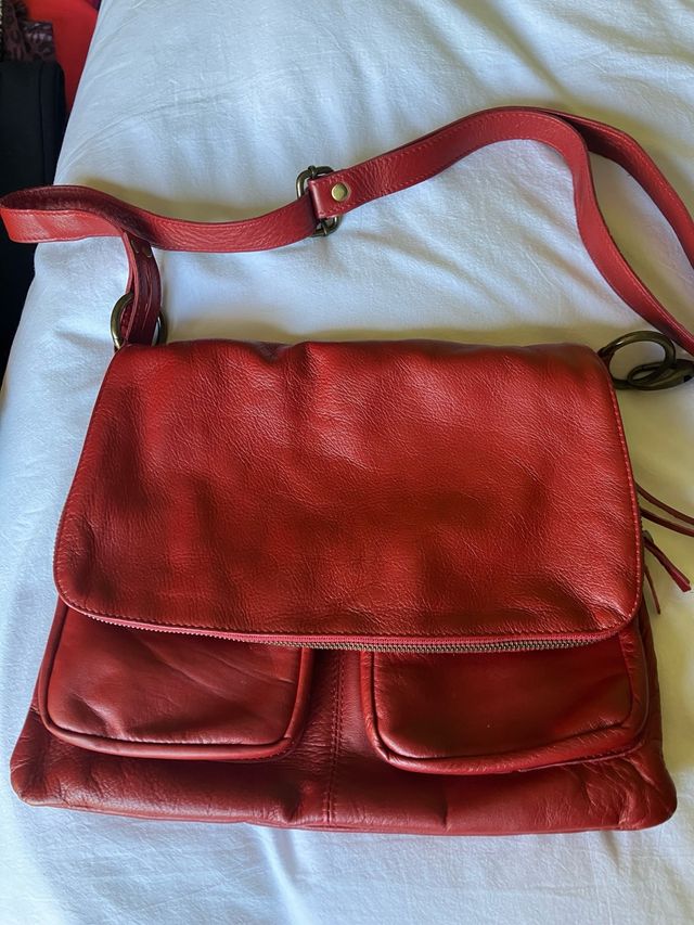 Bandolera piel roja con bolsillos y asa ajustable
