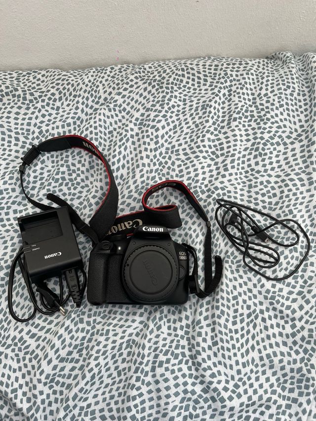 Fotocamera Canon EOS 1300D + caricabatterie