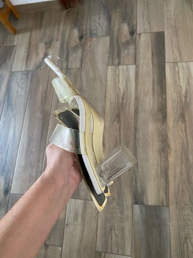 Zapatos de tacón blancos usados