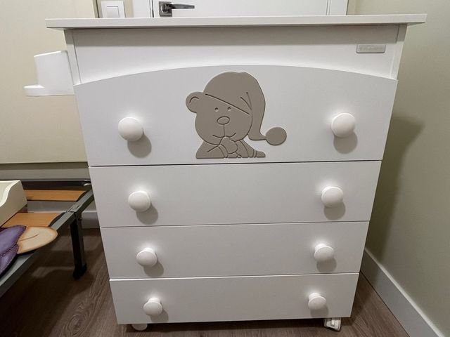 Cómoda cambiador bebé Trama