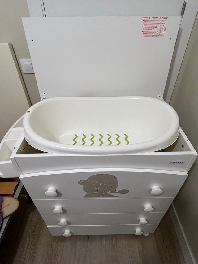 Cómoda cambiador bebé Trama