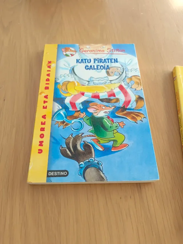 Katu piraten galeoia.
4 liburu euskeraz + 2 gastel