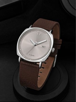 Reloj Tomi Clásico Hombre Marrón/Plata