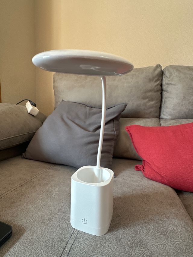 Lámpara de escritorio LED con portalápices.