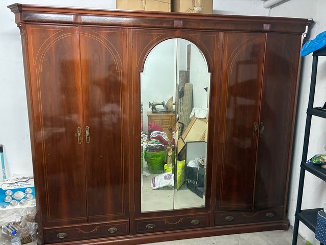 Armario de madera con espejo