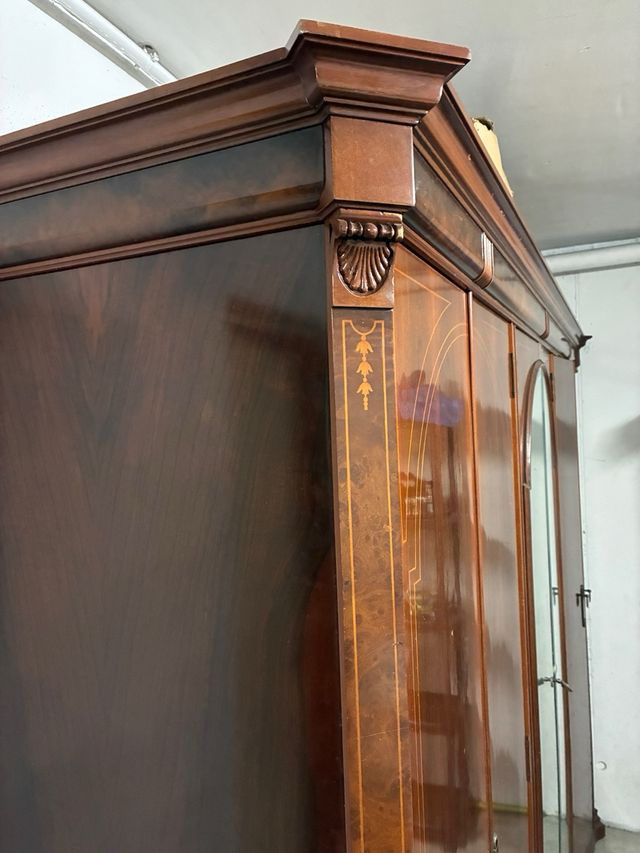 Armario de madera con espejo