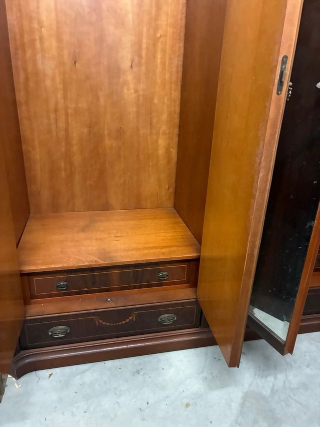 Armario de madera con espejo