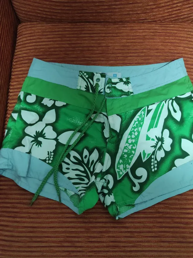 Pantalón corto verde y azul floral