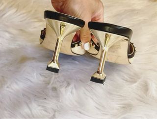 Sandalias MAISHOES tacón negro y beige tachuelas