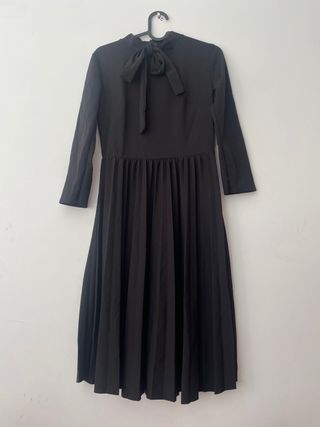 Vestido negro con lazo