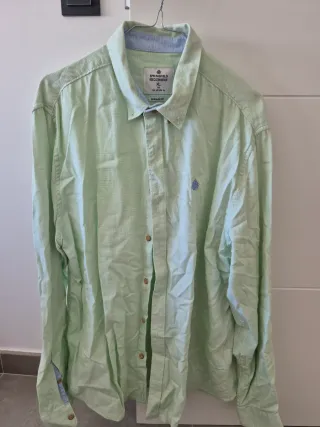 Camisas de hombre de distintas marcas.