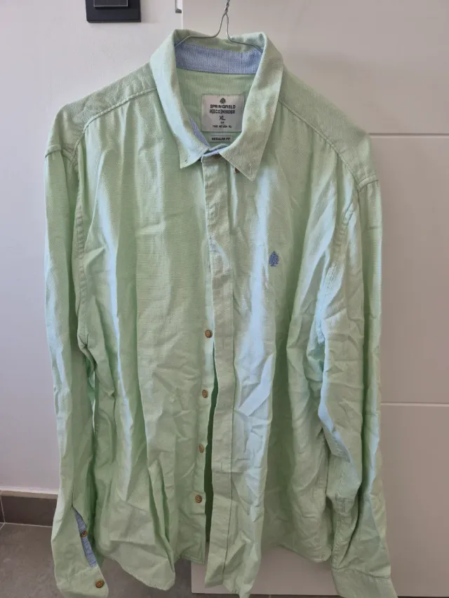 Camisas de hombre de distintas marcas.