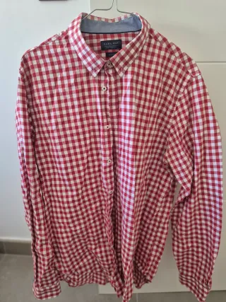 Camisas de hombre de distintas marcas.