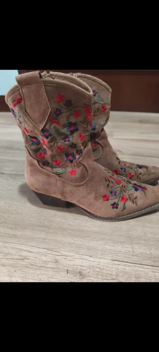 Botas camperas bordadas talla 39