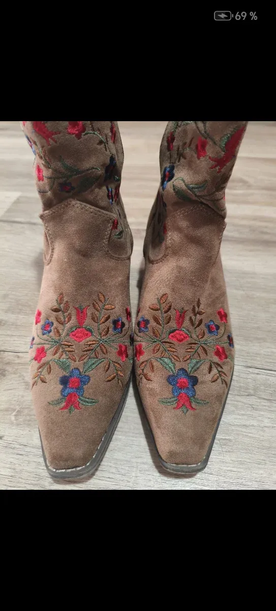 Botas camperas bordadas talla 39