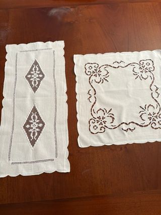 Centrini in cotone ricamati