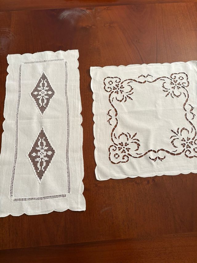 Centrini in cotone ricamati