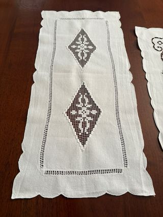 Centrini in cotone ricamati