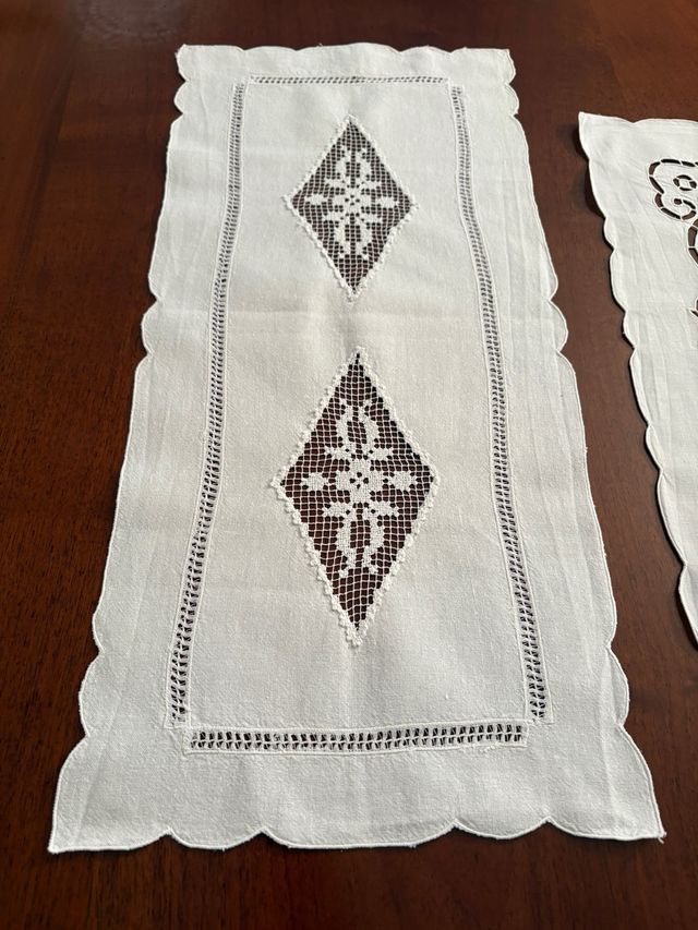 Centrini in cotone ricamati