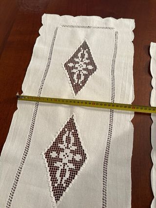 Centrini in cotone ricamati