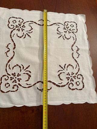 Centrini in cotone ricamati