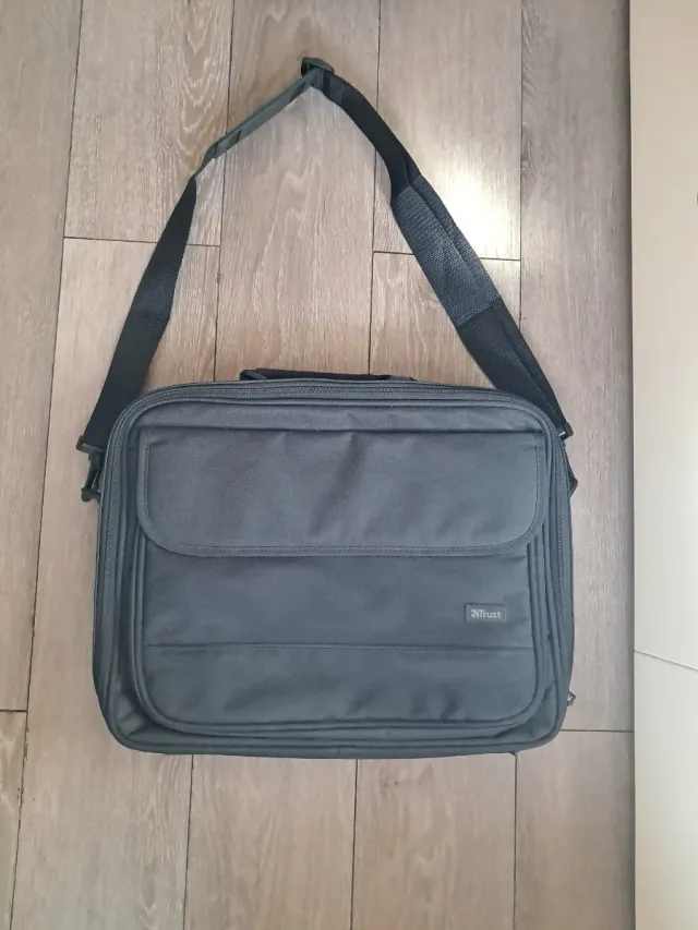 Maletín para portátil Trust negro