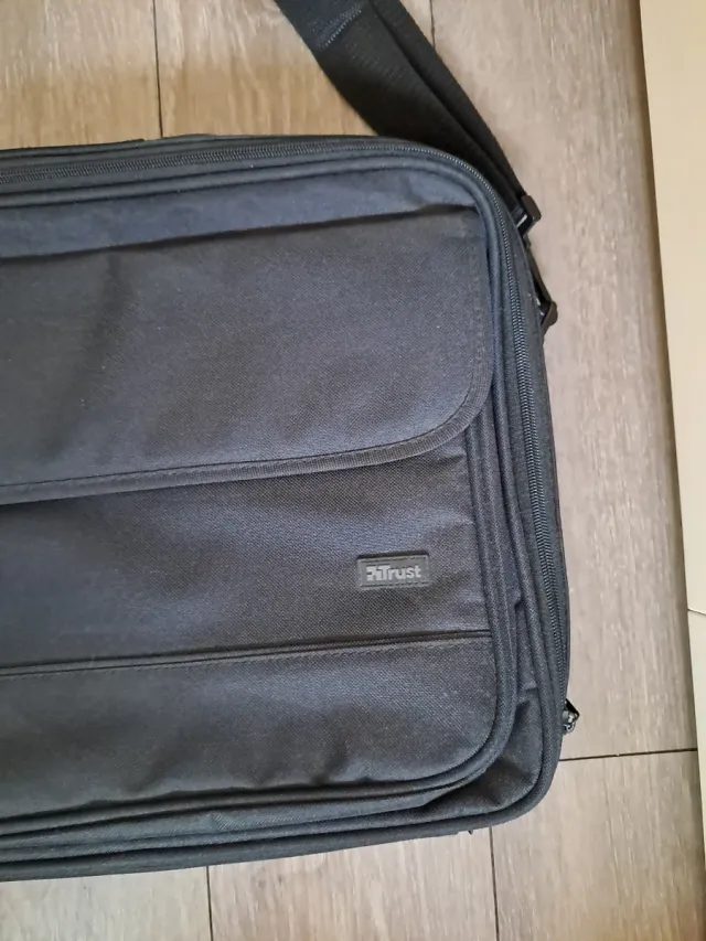 Maletín para portátil Trust negro