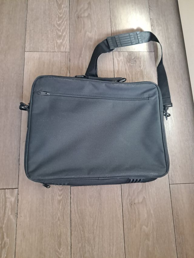 Maletín para portátil Trust negro