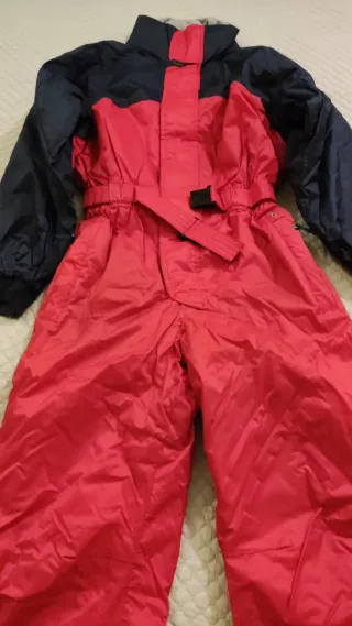 Mono de esquí rojo y azul para niño ( talla 14 A).