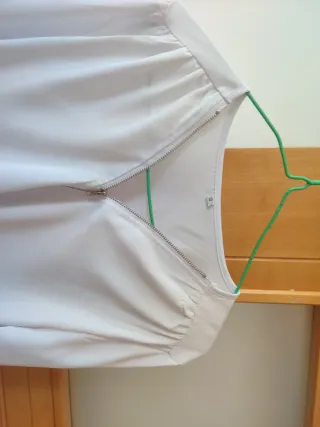 Blusa blanca con cremallera