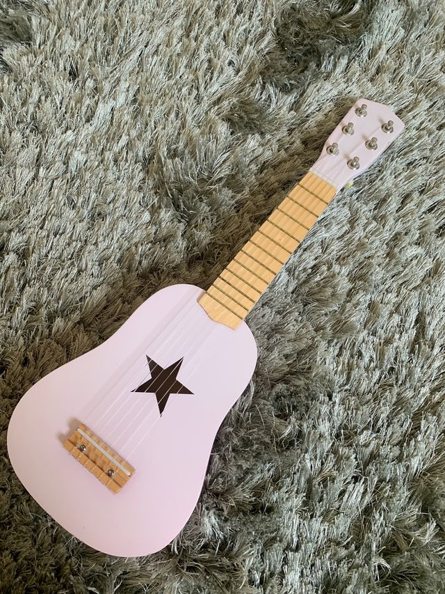 Guitarra infantil rosa Kids Concept