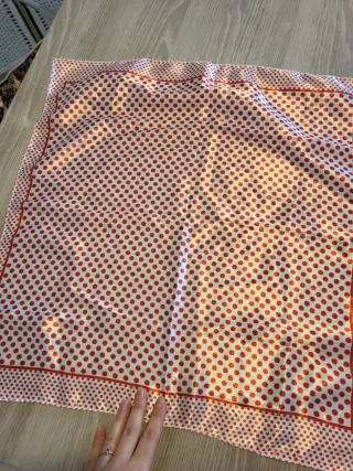 Pañuelo satinado lunares rojo blanco retro