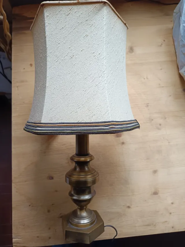 Lampada da tavolo in ottone