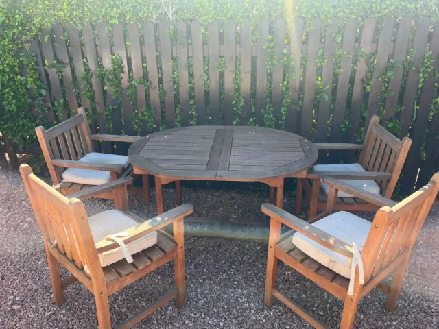 Mesa y 4 sillas de jardín de madera