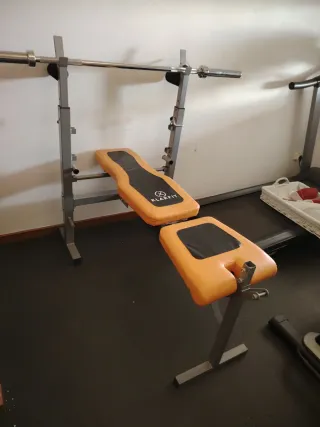 Banco de pesas con barra y discos