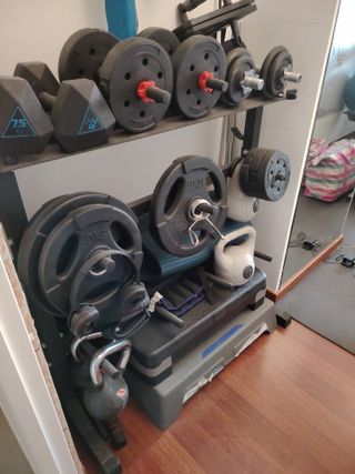 Banco de pesas con barra y discos