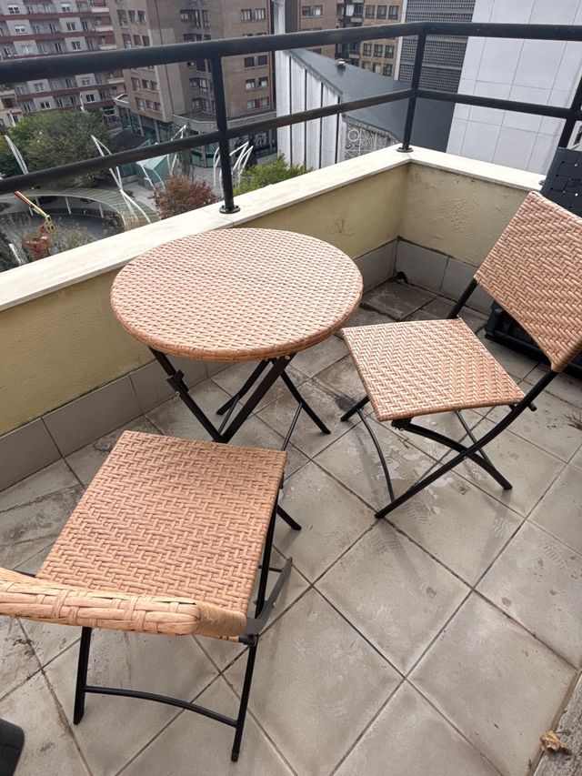 Conjunto mesa y sillas plegables ratán