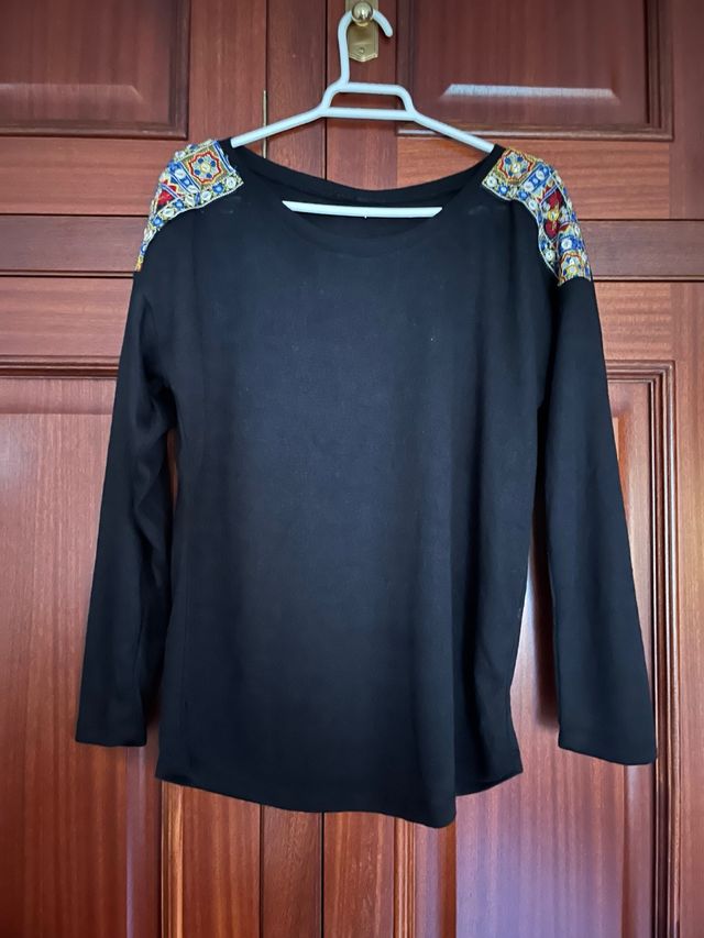 Jersey negro talla única con detalle étnico.