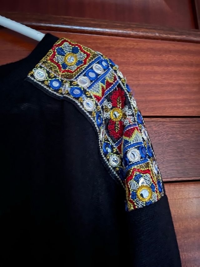 Jersey negro talla única con detalle étnico.