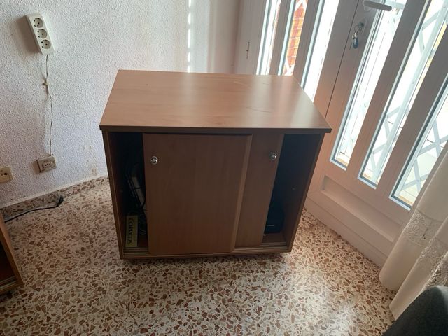 Móveis de estúdio com armários de madeira