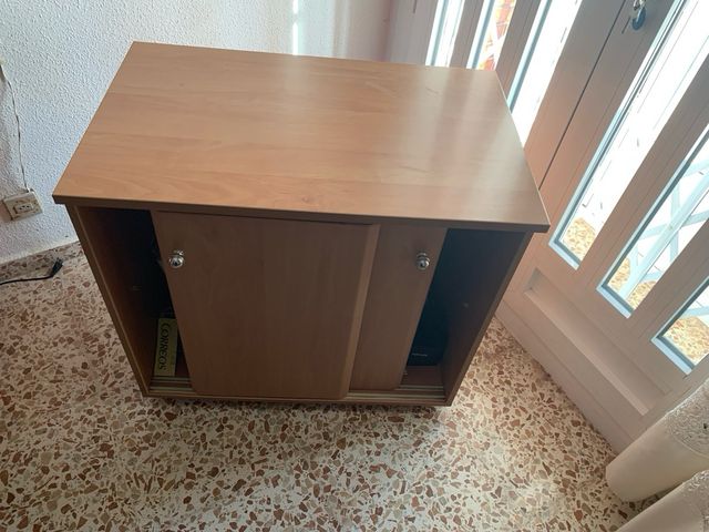 Móveis de estúdio com armários de madeira